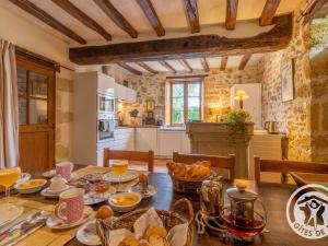 uma cozinha com uma mesa de madeira com comida em Guestroom Doué-en-Anjou, 1 pièce, 2 personnes - FR-1-622-63 em Méa