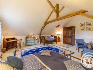 um quarto com uma cama king-size e uma secretária em Guestroom Doué-en-Anjou, 1 pièce, 2 personnes - FR-1-622-63 em Méa