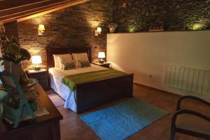 1 dormitorio con cama y alfombra azul en Casinhas do Ceira, en Ponte de Fajão