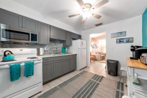 Køkken eller tekøkken på Charming Beach Villa B