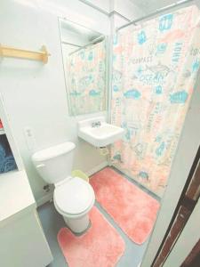 een badkamer met een toilet en een wastafel bij The Coman's beach house in Hoodsport