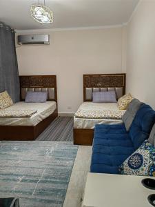 Katil atau katil-katil dalam bilik di شقة الراحة بمدينتي مصر