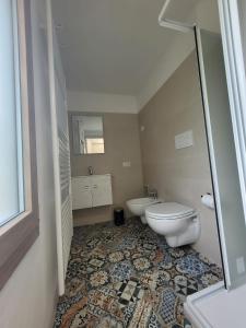 ein Bad mit einem WC und einem Waschbecken in der Unterkunft Ca Marinella in Combai
