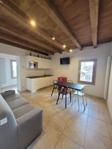 ein Wohnzimmer mit einem Tisch und einem Sofa in der Unterkunft Ca Marinella in Combai