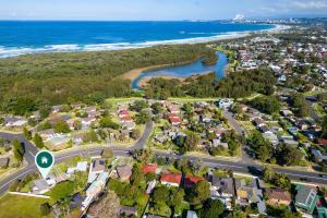 an aerial view of a suburb next to the ocean at Rothery Escape - A Cosy Coastal Cottage in Bellambi