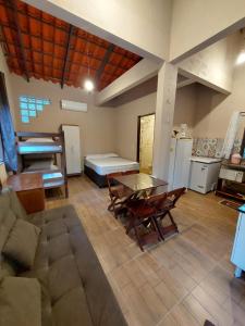 卡瓦爾坎特的住宿－Recanto Gira Cerrado，客厅配有沙发和桌子