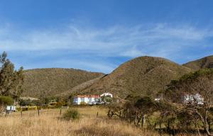 un grupo de montañas con casas en un campo en Caro Ruiz Hospedaje, en Guatavita