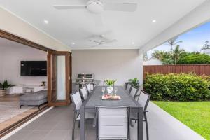 East Corrimal Escape - Beautiful Beachside Living في ولونغونغ: غرفة طعام خارجية مع طاولة وكراسي