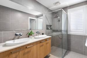 East Corrimal Escape - Beautiful Beachside Living في ولونغونغ: حمام مع مغسلتين ودش +32 صورة