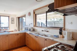 een keuken met een wastafel en een raam bij Solander's Retro Residence - By the Beach Group Stay in Dromana