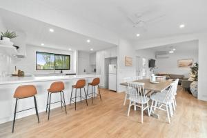 una cucina e un soggiorno con tavolo e sedie di The Whitewinds - A Group Escape by Rosebud Beach a Rosebud