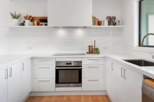 Cucina o angolo cottura di The Whitewinds - A Group Escape by Rosebud Beach