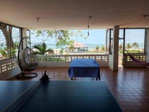 Habitación con mesa de ping pong y vistas al océano en Departamento frente al mar en Playas