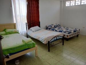 プラヤスにあるDepartamento frente al marのベッド2台と窓のある寝室