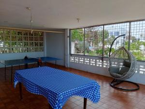 Habitación con mesa de ping pong y columpio en Departamento frente al mar en Playas