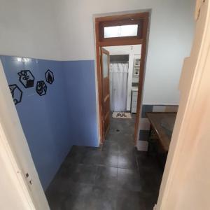 korytarz z niebieską ścianą z naklejkami w obiekcie OMA- Casa Temporaria w mieście Capilla del Monte