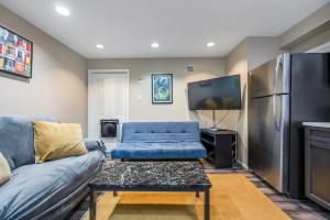 sala de estar con sofá azul y nevera en Exquisite Sublevel Retreat in Van West, en Vancouver