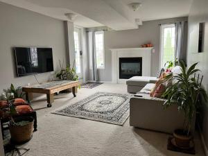 惠特比Poolside entire lower level apt的带沙发和壁炉的客厅