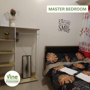 1 dormitorio con 1 cama y armario de cristal en Vine Residences Staycation en Manila