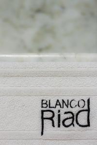 Um certificado, prémio, placa ou documento mostrado em Hotel Blanco Riad