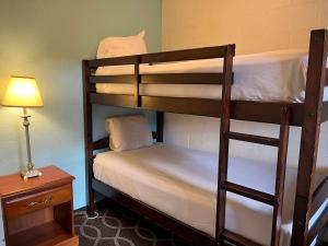 Postel nebo postele na pokoji v ubytování Americas Best Value Inn - Pendleton