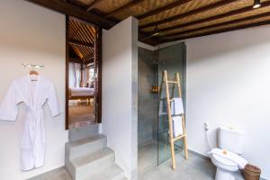 Ένα μπάνιο στο Nalika Beach Resort - Adults Only