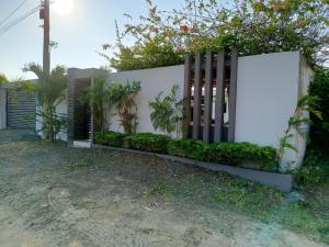 una recinzione bianca con piante sul lato di una casa di villa Athenea a San Vicente Altre 6 foto