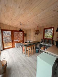 eine Küche mit Holzwänden und einer Holzdecke in der Unterkunft Casa clara San Alfonso in San Alfonso
