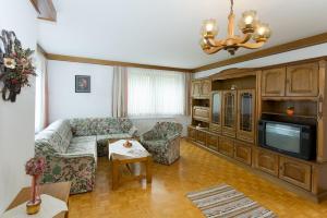 Televízia a/alebo spoločenská miestnosť v ubytovaní Ferienhaus Birkenweg