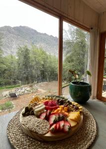 un piatto di frutta e verdura su un tavolo con finestra di Casa clara San Alfonso a San Alfonso