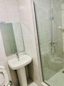 Koupelna v ubytování OlliebeierArtApartment Charming recently refurbished three-bedroom apartment located in VI