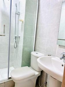 Koupelna v ubytování OlliebeierArtApartment Charming recently refurbished three-bedroom apartment located in VI