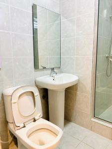 Koupelna v ubytování OlliebeierArtApartment Charming recently refurbished three-bedroom apartment located in VI