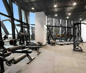 - une salle de sport avec des tapis de course et des machines dans un bâtiment dans l'établissement WSP Spencer St Premium Luxury, à Melbourne