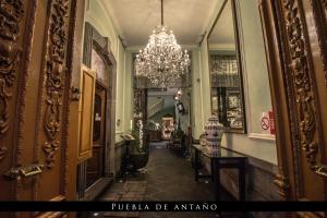a hallway of a building with a chandelier at Hotel Puebla de Anta&ntilde;o in Puebla