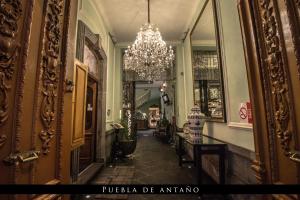 a hallway of a building with a chandelier at Hotel Puebla de Antaño in Puebla