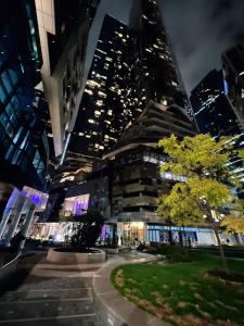 - une vue sur une ville de nuit avec de grands bâtiments dans l'établissement WSP Spencer St Premium Luxury, à Melbourne