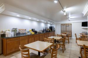 Kuchyň nebo kuchyňský kout v ubytování Days Inn by Wyndham Casper