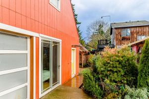 un edificio naranja con una puerta blanca al lado de un patio en Portland Urban Lodge, Quiet, Walkable, Near en Portland