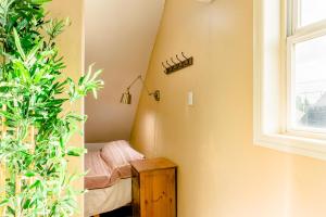 Ένα ή περισσότερα κρεβάτια σε δωμάτιο στο Portland Urban Lodge, Quiet, Walkable, Near