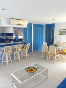 a kitchen and dining room with a table and chairs at Departamento en Acapulco La Palapa in Acapulco