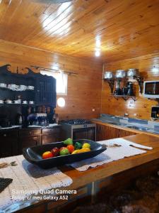烏魯比西的住宿－Casa de Sítio Rancho crioulo，厨房里放着一碗水果放在桌子上