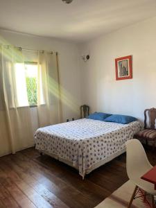 伊塔年杜的住宿－Casa de campo com piscina, mesa de bilhar e 3 quartos，一间卧室设有一张床和一个窗口