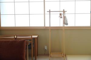eine Dusche in der Ecke eines Zimmers mit Fenster in der Unterkunft RIKKA HANASATO in Takayama
