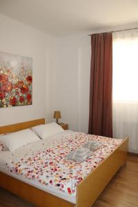 1 cama en un dormitorio con una pintura en la pared en Apartments and rooms with parking space Krk - 5294, en Krk