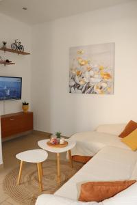 - un salon avec un canapé blanc et une table dans l'établissement Apartments and rooms with parking space Krk - 5294, à Krk