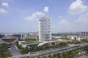 uma representação de um edifício alto numa cidade em Courtyard by Marriott Hangzhou Xihu em Hangzhou