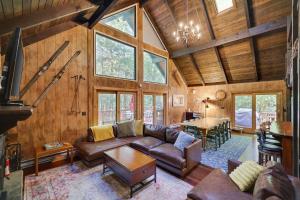 a living room with a couch and a table at ⛰⛵️⛱Mt. Maplewood Lodge❤️Seasonal Specials ☆Poconos☆Cabin☆Hot⛷Tub☆Game Room☆ in Pocono Pines