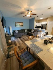cocina y sala de estar con mesa y sillas en McDrifty's Getaway, en Panama City Beach