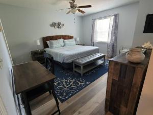 um quarto com uma cama, uma mesa e uma janela em McDrifty's Getaway em Panama City Beach